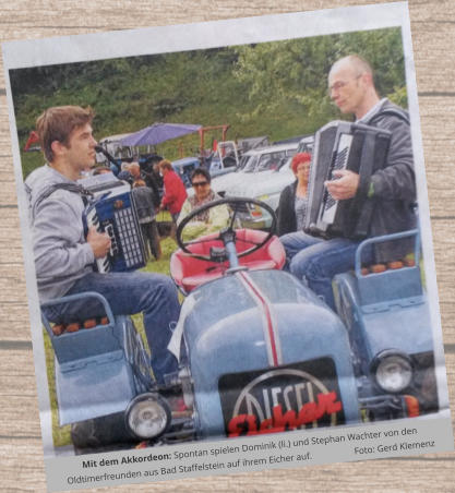 Mit dem Akkordeon: Spontan spielen Dominik (li.) und Stephan Wachter von den  Oldtimerfreunden aus Bad Staffelstein auf ihrem Eicher auf.		Foto: Gerd Klemenz